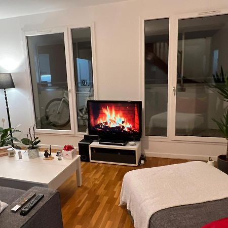 Entire Apartment With Terrace Париж Экстерьер фото