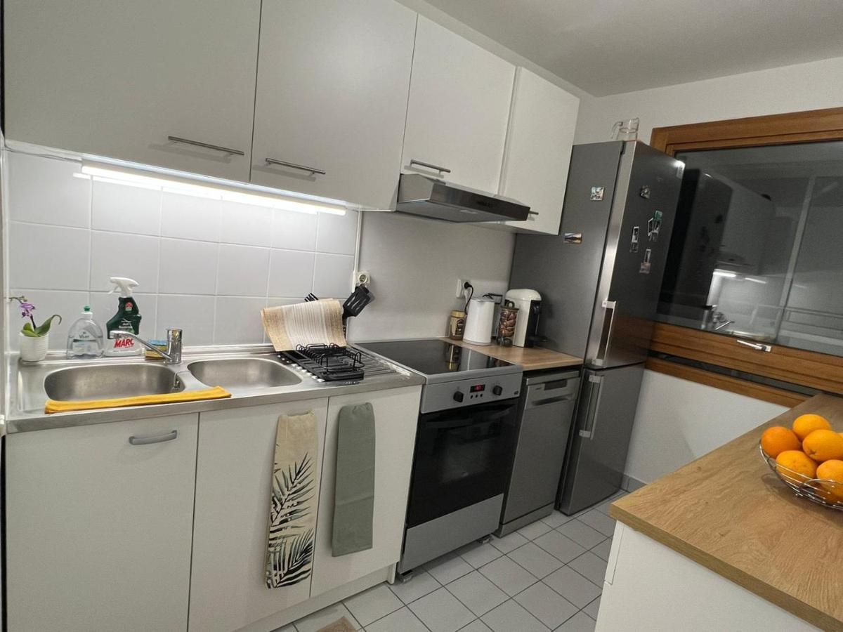 Entire Apartment With Terrace Париж Экстерьер фото